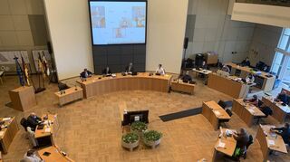 Der Mannheimer Gemeinderat am Dienstag bei seiner ersten Hybrid-Tagung. Im Ratssaal des Stadthauses in N 1 saß nur die eine Hälfte der Mitglieder, die andere war (auf der Leinwand hinten) per Video zugeschaltet.