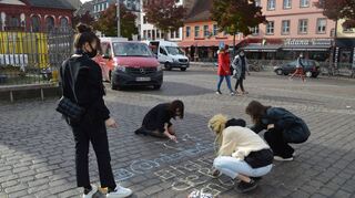 Die Gruppe von „catcallsof_mannheim“ hat sich in ein Organisations- und ein Ankreideteam zweigeteilt. In letzerem wirken 13 Frauen mit (Archivbild).