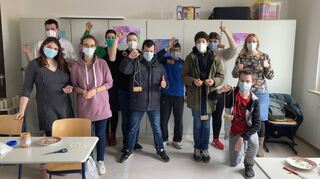 Schüler der Eugen-Neter-Schule (hier in der Außenstelle Gartenstadt in der Waldpforte) basteln im Unterricht Futterstellen für Vögel.