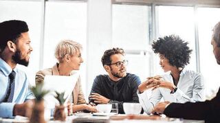 Besser Zusammenarbeit von Männern und Frauen: Unternehmen müssen eine Gender-Balance-Kultur fördern und etablieren, sagen die Gastautoren. Denn das mache sie für künftige Mitarbeiter zu attraktiven Arbeitgebern.