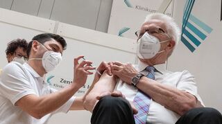 Winfried Kretschmann (Bündnis 90/Die Grünen,r), Ministerpräsident von Baden-Württemberg, wird von Christian Menzel, Oberarzt im Klinikum Stuttgart im vom Klinikum Stuttgart betriebenen Impfzentrum im Kultur- und Kongresszentrum Liederhalle mit dem Impfstoff AstraZeneca gegen das Corona-Virus geimpft.