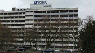 Unansehnliche Ruine am Stadteingang: Aus dem BBC-York-Gebäude sollte eigentlich ein Fünf-Sterne-Hotel werden. Die Pläne von 2015 werden aber wohl nicht mehr umgesetzt.