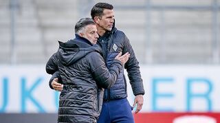 Auch von seinem ehemaligen Mitspieler und Trainerkollegen Thomas Oral (links) bekam SVW-Coach Patrick Glöckner aufmunternde Worte mit auf den Weg.