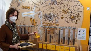Besucherbetreuerin Nina Wilhelmy am Energiemixer der neuen Sonderausstellung in der Klima Arena.