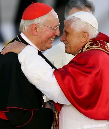 Papst Benedikt XVI. (r.) umarmt Kardinal Friedrich Wetter im Jahr 2006.