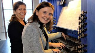 Anna Pikulska (vorne) und Heike Ittmann auf der Orgelbank in der Lampertheimer Domkirche.