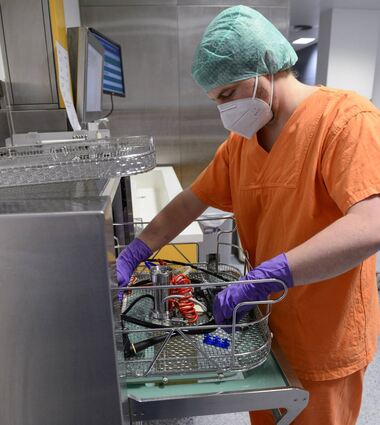 Hohlrauminstrumente stellen die Mitarbeiter vor besondere Herausforderungen: Fabian Holzwarth sortiert in der komplett umgestalteten Steri-Abteilung des Klinikums vorgereinigte Endoskope.