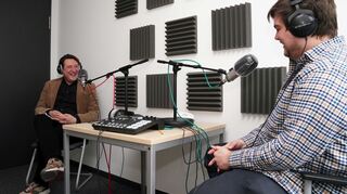 Kulturredakteur Ralf-Carl Langhals (links) im Podcast-Studio mit Sebastian Koch.