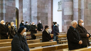 Ein Blick in die Reihen beim Weihnachtsgottesdienst im Speyerer Kaiserdom.