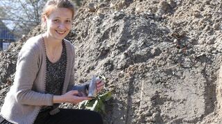 Ursula Jünger zeigt an der Baugrube im Luisenpark die Apothekerflaschen und Steingut, die bei Baggerarbeiten aufgetaucht sind.