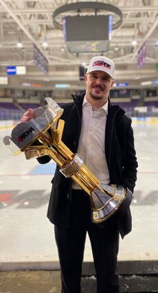 Der Kapitän und der Pokal: Der gebürtige Mannheimer Lukas Kälble hat mit seiner Uni den Titel in der Western Collegiate Hockey Association gewonnen.