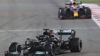 Für Mercedes-Pilot Lewis Hamilton wurde es in den letzten Runden eng, Verfolger Max Verstappen saß dem Titelverteidiger im Genick.