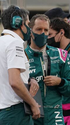 Sebastian Vettel (r.) muss mit seinen Ingenieuren Extraschichten einlegen, um seinen Aston Martin konkurrenzfähig zu bekommen.