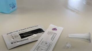 Das Corona-Schnelltestkit mit Stäbchen, Test und Probepipette.