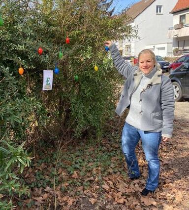 Stephanie Heiß zeigt, wie das Mitraten geht.
