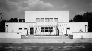 Oberbürgermeister Hermann Heimerich ließ die Amtsvilla am Oberen Luisenpark nach Plänen Zizlers errichten. Sie steht seit dem Krieg nicht mehr.
