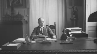 Josef Zizler an seinem Schreibtisch. Die Aufnahme datiert um das Jahr 1925.