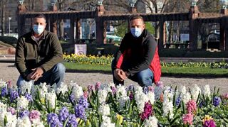 Mit den neuen Pflanzungen: v. l. Axel Boxheimer und Thomas Möllenberg in der Friedrichsplatzanlage.