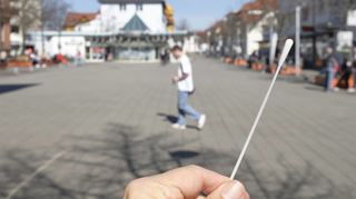 Das Abstrichstäbchen weist den Weg: Im Schiller-Café auf dem Lampertheimer Schillerplatz befindet sich eine der derzeit drei Stationen, an denen man einen Antigen-Schnelltest absolvieren kann.