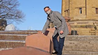 Die Fugen der Sandsteinumrandung der Becken sind undicht: Bürgermeister Ralf Eisenhauer am Wasserturm.