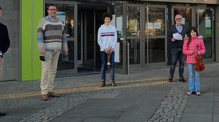 Die erfolgreichen Nachwuchsmusiker dürfen sich nicht nur über ihre Platzierungen freuen, sondern auch über einen Einkaufsgutschein. Das Bild zeigt (v.l.) Rúnar Emilsson, Markus Seeger, Frédéric von Blücher, Klaus-D. Stöppel, Luisa Kramer, Alison Gorbey, Sophia Kramer und Justina Greupner bei der Übergabe dieser Anerkennung.
