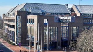 Zwei markante Gebäude in der Stadt: Das Rathaus-Center (oben) soll abgerissen werden, das Kreishaus ist zu klein und sanierungsbedürftig.