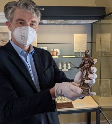 Andreas Hensen mit der Silbermadonna von Hans Volker Dursy.