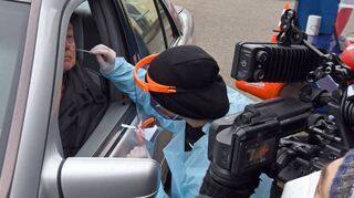 Doppelt ungewöhnlicher Corona-Schnelltest: im Auto und unter den Augen von Fernsehkameras.