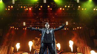 Judas-Priest-Sänger Rob Halford kultiviert auf der Bühne wie hier in Wien immer noch eine Vorliebe für Leder und Nieten.