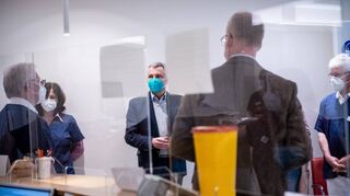 Landrat Stefan Dallinger (Mitte) zu Besuch im Ärztehaus Großsachsen. Die Mediziner könnten mehr impfen, wenn sie mehr Impfstoff hätten, berichten sie.
