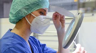 Kontrolle unter einer stark vergrößernden Lichtlupe ist heute bei der Sterilgut-Aufbereitung im Klinikum selbstverständlich. Bis Herbst 2014 war solch eine optische Überprüfung auf Schadstellen und Verfärbungen noch nicht üblich.