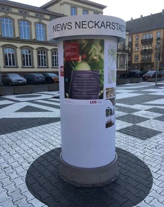 Eine Info-Säule weist auf Angebote und Projekte, wie die Neumarkt-Sanierung, in der Neckarstadt-West hin.