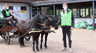 Jungkutscher Viktor Lehrian (l.) sammelte mit Kumpel Felix Burmeister und einem Dartmoor-Ponygespann.
