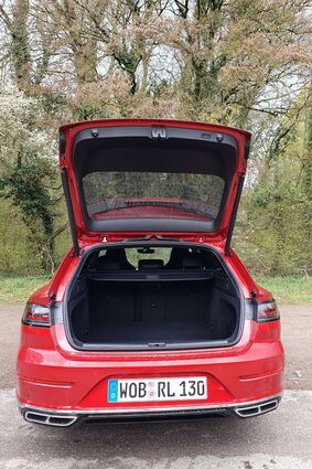 mid Groß-Gerau - Laut Volkswagen schluckt der Kofferraum des Shooting Brake bei umgeklappter Rückbank gerade mal 75 Liter mehr als der der Coupe-Limousine.