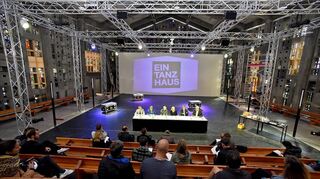 Große Tanzfläche, Kirchenbänke fürs Publikum, zusätzliche Einbauten für Licht- und Tontechnik: die zum Eintanzhaus umgebaute Trinitatiskirche.