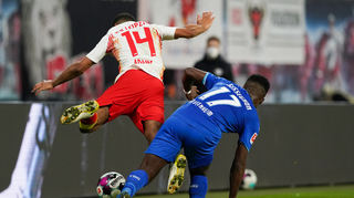 Leipzigs Tyler Adams und Hoffenheims Ryan Sessegnon (r) kämpfen um den Ball.