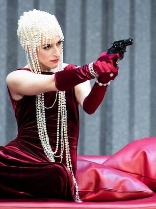 Mit Revolver noch gefährlicher: Lulu (Jenifer Lary).