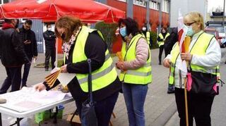 Unterschriften sammeln für den Warnstreik.