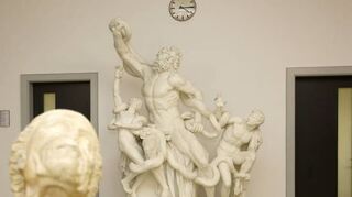 In der heutigen Antikensaalgalerie im Mannheimer Schloss Laokoon mit seinen beiden Söhnen, von schlangenhaften Wesen umschlungen.