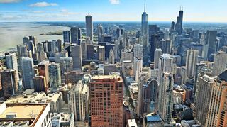 Aus der 875 North Michigan Avenue (John Hancock Center) hat man einen fantastischen Blick auf die City und den Michigan See. In dem 344 Meter hohen Gebäude befindet sich auch die Aussichtsebene mit den sich nach außen neigenden Fenstern.
