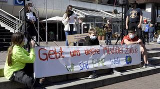 Die Familie nach ihrer Ankunft in Armenien ohne den ältesten Sohn (oben). Auf dem Rathausplatz demonstrierten Mitschüler der abgeschobenen Kinder.