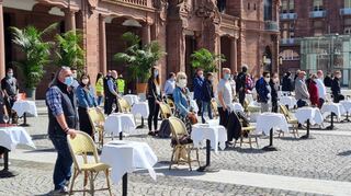 Zu dem stillen Protest vor dem Mannheimer Rosengarten waren zahlreiche Gastronominnen und Gastronomen erschienen.