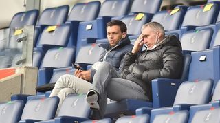 Waldhof-Sportchef Jochen Kientz (r.) im Gespräch mit dem Mannheimer Chefscout Tim Schork.