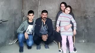 Die Familie S. ist in Armenien in einem ehemaligen Kuhstall untergebracht. Helfer haben Geld für Matratzen und Decken geschickt.