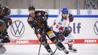 Phillip Bruggisser von den Grizzlys Wolfsburg und Louis Brune von den Adler Mannheim während des Spiels zwischen den Grizzlys Wolfsburg gegen die Adler Mannheim.