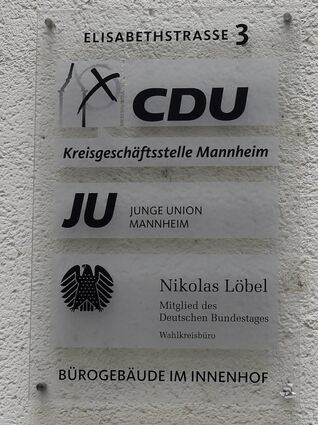 Eingang zur Kreisgeschäftsstelle – am Mittwoch (oben) und im September 2020 (unten). Auch die Löbel Projektmanagement GmbH residierte hier.