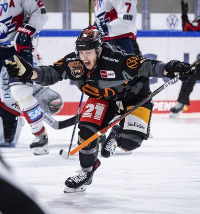 Der Wolfsburger Anthony Rech feiert den entscheidenden Treffer in der Overtime.
