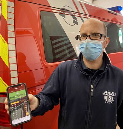 Bei der Einsatzplanung hilft eine App, der Mundschutz soll die Ansteckungsgefahr reduzieren. Letztlich kann aber nur eine Impfung verhindern, dass die Feuerwehrleute ernsthaft erkranken. Das Bild zeigt Marcus Heinze in Neckarhausen.