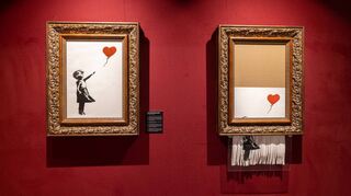 Das Ballonmädchen ist zweimal als Kopie zu sehen: vor und nach der weitgehenden Selbstzerstörung des Banksy-Bildes.