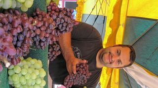 <p>Obstverkäufer Mario Spatz an seinem Obst- und Gemüsestand auf dem Markt. Trauben aus Italien und Frankreich gibt es bei ihm schon seit vier Wochen zu kaufen.</p>